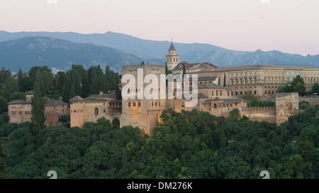 L'Alhambra vu de Mirador de San Nicolas dans l'Albaicin (vieux quartier arabe) aka Albayzín, Grenade, Andalousie, Espagne Banque D'Images