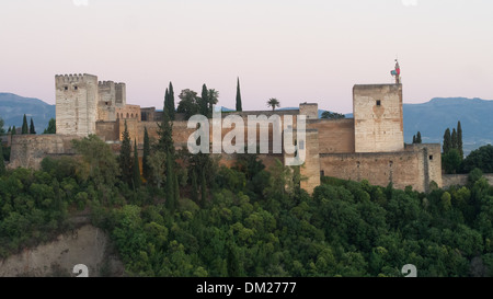 L'Alhambra vu de Mirador de San Nicolas dans l'Albaicin (vieux quartier arabe) aka Albayzín, Grenade, Andalousie, Espagne Banque D'Images