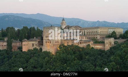 L'Alhambra vu de Mirador de San Nicolas dans l'Albaicin (vieux quartier arabe) aka Albayzín, Grenade, Andalousie, Espagne Banque D'Images