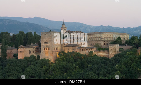 L'Alhambra vu de Mirador de San Nicolas dans l'Albaicin (vieux quartier arabe) aka Albayzín, Grenade, Andalousie, Espagne Banque D'Images