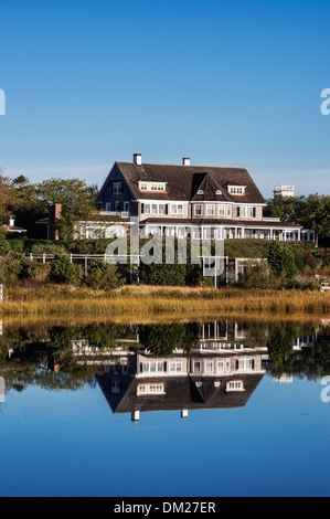 Grande maison sur le front de mer du port de Falmouth, Martha's Vineyard, Massachusetts, USA Banque D'Images