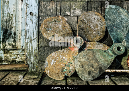 Vieux bateau hélices sur un village de pêcheurs dock. Banque D'Images