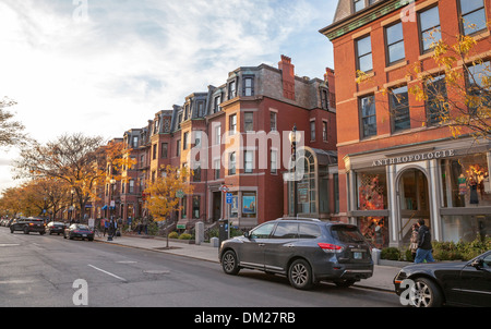 Newbury Street dans la zone Back Bay de Boston est un des commerces et observer les gens. Banque D'Images