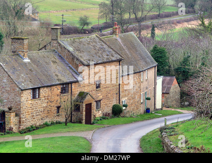 Cottages en pierre de descendre la colline à Winderton, Warwickshire, en Angleterre. Banque D'Images