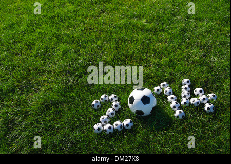 Message pour 2014 faite avec de petits ballons de football sur terrain de football en herbe verte Banque D'Images