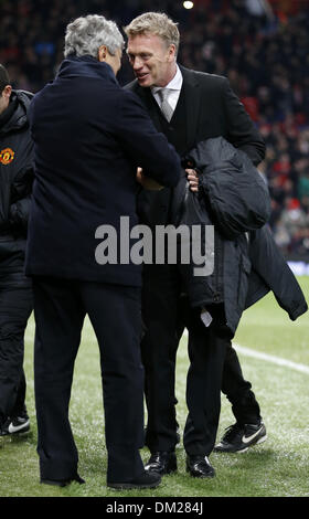 Manchester, le Shakhtar Donetsk Mircea Lucescu l'entraîneur-chef de l'avant de l'UEFA Champions League Groupe A match entre Manchester United et le Shakhtar Donetsk au stade Old Trafford à Manchester, au Royaume-Uni. Dec 10, 2013. David Moyes (R), manager de Manchester United, serre la main de l'entraîneur-chef du Shakhtar Donetsk Mircea Lucescu en avant de l'UEFA Champions League Groupe A match entre Manchester United et le Shakhtar Donetsk au stade Old Trafford à Manchester, en Grande-Bretagne le 10 décembre 2013. Manchester United a remporté 1-0. Credit : Wang Lili/Xinhua/Alamy Live News Banque D'Images