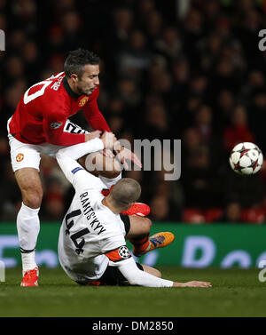 Manchester, UK. Dec 10, 2013. Robin van Persie (L) de Manchester United rivalise avec Yaroslav Rakitskiy de Shakhtar Donetsk lors de l'UEFA Champions League Groupe A match entre Manchester United et le Shakhtar Donetsk au stade Old Trafford à Manchester, en Grande-Bretagne le 10 décembre 2013. Manchester United a remporté 1-0. Credit : Wang Lili/Xinhua/Alamy Live News Banque D'Images