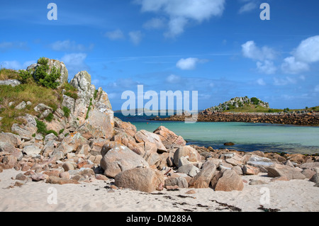 Vue vers Gugh du Bar sur St Agnes, Penzance, Cornwall, Angleterre. Banque D'Images