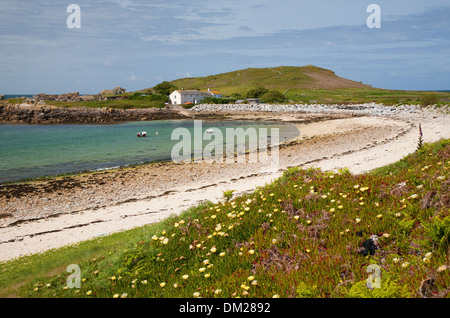 Cape Fig de plus en plus sur la jolie côte de Bryher, Îles Scilly, Cornwall, Angleterre. Banque D'Images