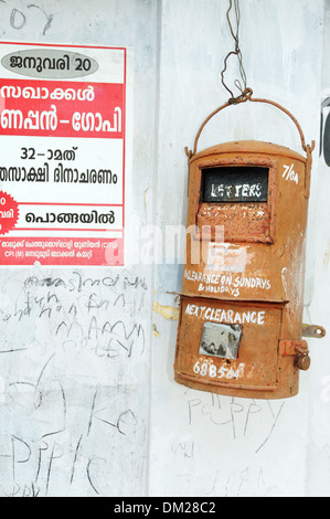 Un vieux rusty post box en Inde Banque D'Images