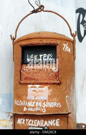 Un vieux rusty post box en Inde Banque D'Images