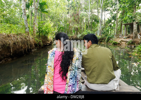 Un couple indien assis dans un canoë dans les Backwaters du Kerala Inde Banque D'Images