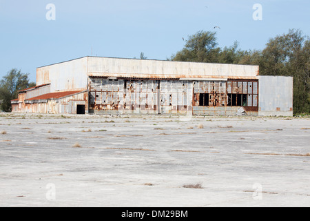 Hangar d'hydravions Midway bombardé pendant la DEUXIÈME GUERRE MONDIALE le Dec 7, 1941 et incendié par attaque aérienne japonaise Jun 4, 1942. Banque D'Images