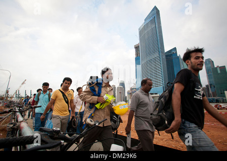 Les travailleurs migrants avant leur quart de travail sur les chantiers de construction dans le Marina Bay Sands de Singapour Banque D'Images