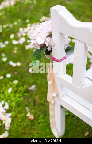 Bancs de mariage et cérémonie fleur pour l'extérieur Banque D'Images