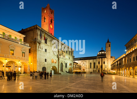 Piazza del Popolo la nuit, Ascoli Piceno, Marches, Italie Banque D'Images