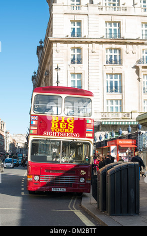 London tour bus touristique rouge. Bus d'époque Banque D'Images