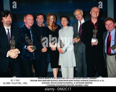 30 novembre 1998 - Londres, Grande-Bretagne - 30/11/98 L'hôtel Savoy de Londres,.TREVOR NUNN,HOWARD DAVIES,JONATHAN KENT,Nicole Kidman, SINEAD CUSACK, Michael Frayn, Mark Ravenhill & RICHARD HOOVER .-''Evening Standard Theatre Awards 1998'(Image Crédit : © Globe Photos/ZUMAPRESS.com) Banque D'Images