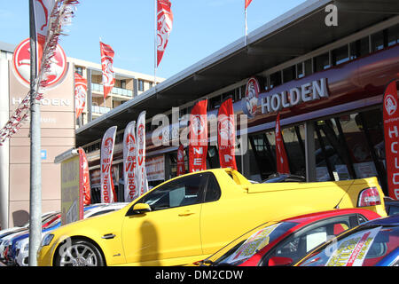 112 Parramatta Road, Homebush, Sydney, NSW, Australie. 11 décembre 2013. Holden voitures garées dans la vente d'animaux de l'Holden Sutton de voiture à 112 Parramatta Road, Homebush, l'ouest de Sydney. General Motors a annoncé que près de 3000 travailleurs Holden à Victoria et le Sud de l'Australie vont perdre leur emploi lorsque la société cesse la production en Australie en 2017. Crédit : Copyright 2013 Richard Milnes/Alamy Live News. Banque D'Images