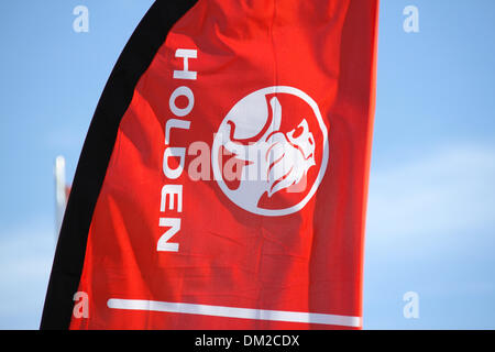 Homebush, Parramatta Road, Sydney, NSW, Australie. 11 décembre 2013. Le Holden logo de l'entreprise et le nom sur une bannière au concessionnaire de vente voiture Holden Suttons à 112 Parramatta Road, Homebush, l'ouest de Sydney. General Motors a annoncé que près de 3000 travailleurs Holden à Victoria et le Sud de l'Australie vont perdre leur emploi lorsque la société cesse la production en Australie en 2017. Crédit : Copyright 2013 Richard Milnes/Alamy Live News. Banque D'Images