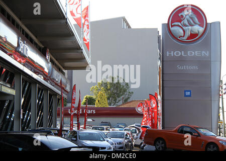 Homebush, Parramatta Road, Sydney, NSW, Australie. 11 décembre 2013. Holden est représenté à l'agence de voiture Sutton 112 Parramatta Road, Homebush, l'ouest de Sydney. General Motors a annoncé que près de 3000 travailleurs Holden à Victoria et le Sud de l'Australie vont perdre leur emploi lorsque la société cesse la production en Australie en 2017. Crédit : Copyright 2013 Richard Milnes/Alamy Live News. Banque D'Images