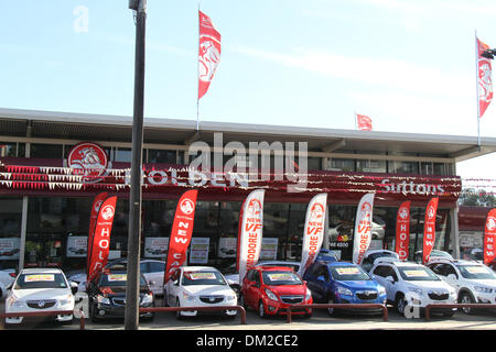 Homebush, Parramatta Road, Sydney, NSW, Australie. 11 décembre 2013. Holden est représenté à l'agence de voiture Sutton 112 Parramatta Road, Homebush, l'ouest de Sydney. General Motors a annoncé que près de 3000 travailleurs Holden à Victoria et le Sud de l'Australie vont perdre leur emploi lorsque la société cesse la production en Australie en 2017. Crédit : Copyright 2013 Richard Milnes/Alamy Live News. Banque D'Images