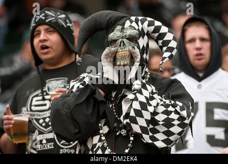 Nov 21, 2009 - Oakland, Californie, États-Unis - Oakland Raiders vs Cincinnati Bengals au Oakland-Alameda County Coliseum Dimanche, Novembre 22, 2009, Fou du Raider fan de l'équipe donner des encouragements. (Crédit Image : © Al/ZUMApress.com) Golub Banque D'Images