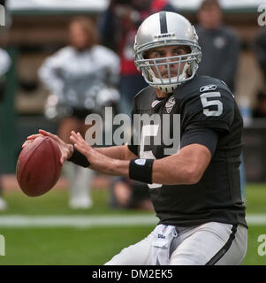 Nov 21, 2009 - Oakland, Californie, États-Unis - Oakland Raiders vs Cincinnati Bengals au Oakland-Alameda County Coliseum Dimanche, Novembre 22, 2009, Oakland Raiders quarterback Bruce Gradkowski # 5. (Crédit Image : © Al/ZUMApress.com) Golub Banque D'Images