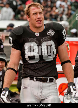 Nov 21, 2009 - Oakland, Californie, États-Unis - Oakland Raiders vs Cincinnati Bengals au Oakland-Alameda County Coliseum Dimanche, Novembre 22, 2009, Oakland Raiders tight end Zach Miller # 80 sur la touche. (Crédit Image : © Al/ZUMApress.com) Golub Banque D'Images