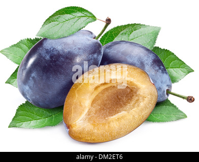 Les prunes avec des feuilles isolées sur fond blanc.Fichier contient des chemins de détourage. Banque D'Images