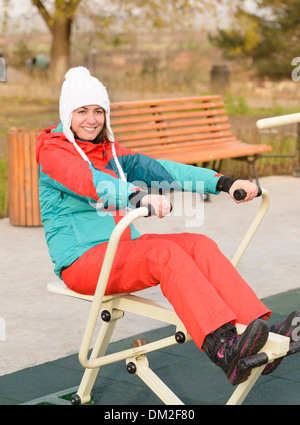 Jeune femme faisant des exercices en plein air dans un parc Banque D'Images