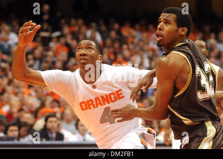 Wesley Johnson avant de Syracuse (4) batailles saint Bonaventure guard Michael Davenport (32) dans la peinture pour la première moitié de remontée. Syracuse conduit saint Bonaventure 39-35 à la moitié tenue au Carrier Dome à Syracuse, New York. (crédit Image : © Michael Johnson/ZUMApress.com) Southcreek/mondial Banque D'Images