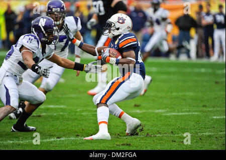 23 Exécution d'Auburn Retour Onterio McCalebb action au cours du premier semestre dans l'Outback Bowl entre l'Auburn Tigers et le nord-ouest de Wildcats Raymond James Stadium de Tampa, Floride. À la moitié nord-ouest de l'Auburn mène 21-7. (Crédit Image : © Scott Kelby/ZUMApress.com) Southcreek/mondial Banque D'Images