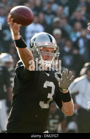 Jan 02, 2010 - Oakland, Californie, États-Unis - Oakland Raiders vs Baltimore Ravens au Oakland-Alameda County Coliseum Dimanche, Janvier 03, 2010-- Oakland Raiders quarterback Charlie Frye # 3. (Crédit Image : © Al/ZUMApress.com) Golub Banque D'Images