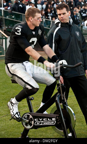 Jan 02, 2010 - Oakland, Californie, États-Unis - Oakland Raiders vs Baltimore Ravens au Oakland-Alameda County Coliseum Dimanche, Janvier 03, 2010, après la blessure Oakland Raiders quarterback Charlie Frye # 3 Le travail sur vélo stationnaire. (Crédit Image : © Al/ZUMApress.com) Golub Banque D'Images