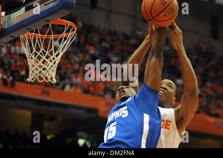 Memphis guard Elliot Williams (15) combats pour la reprise de la seconde moitié de l'avant avec Syracuse Wesley Johnson. Memphis 74-57 Syracuse défait à la Carrier Dome à Syracuse, New York. (crédit Image : © Michael Johnson/ZUMApress.com) Southcreek/mondial Banque D'Images