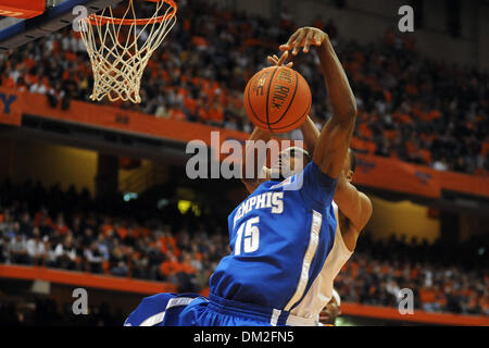 Memphis guard Elliot Williams (15) combats pour la reprise de la seconde moitié de l'avant avec Syracuse Wesley Johnson. Memphis 74-57 Syracuse défait à la Carrier Dome à Syracuse, New York. (crédit Image : © Michael Johnson/ZUMApress.com) Southcreek/mondial Banque D'Images