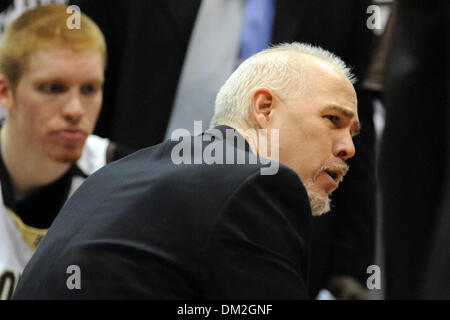 Saint Bonaventure l'entraîneur-chef Mark Schmidt parle avec son équipe pendant un temps mort dans la deuxième moitié. Défait Dayton Saint Bonaventure 75-58 à l'Reilly Centre à saint Bonaventure, dans l'État (crédit Image : © Michael Johnson/ZUMApress.com) Southcreek/mondial Banque D'Images