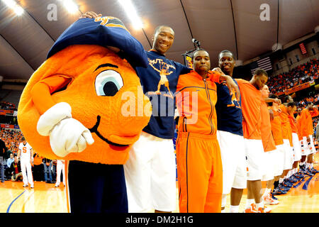 Wesley Johnson avant de Syracuse (milieu), Syracuse guard écope Jardine et Otto mug pour l'appareil photo avant de l'hymne national. Syracuse défait Washington 72-67 au Carrier Dome à Syracuse, New York. (crédit Image : © Michael Johnson/ZUMApress.com) Southcreek/mondial Banque D'Images