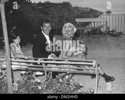 16 septembre 1962 - Jayne Mansfield avec mari Mickey Hargitay , Jayne Mansfield et Marie fille fils Miklos Hargitay Jr..1962.(Image Crédit : © Globe Photos/ZUMAPRESS.com) Banque D'Images