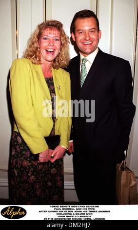 Le 28 mai 1998 - Ivor Novello AWARDS;PAUL BURRELL ET SA FEMME APRÈS AVOIR DONNÉ À SIR ELTON JOHN SES TROIS PRIX DONT UN PRESTIGIEUX IVOR.(Image Crédit : © Globe Photos/ZUMAPRESS.com) Banque D'Images