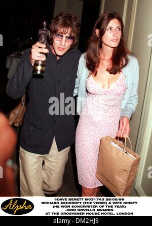 Le 28 mai 1998 - Ivor Novello AWARDS ; RICHARD ASHCROFT ET FEMME KIRSTY LE CHANTEUR DU GROUPE POP The Verve a gagné l'auteur-compositeur de l'année ; le crédit(Image : © Photos Globe/ZUMAPRESS.com) Banque D'Images