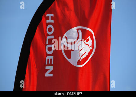 Homebush, Parramatta Road, Sydney, NSW, Australie. 11 décembre 2013. Le Holden logo de l'entreprise et le nom sur une bannière au concessionnaire de vente voiture Holden Suttons à 112 Parramatta Road, Homebush, l'ouest de Sydney. General Motors a annoncé que près de 3000 travailleurs Holden à Victoria et le Sud de l'Australie vont perdre leur emploi lorsque la société cesse la production en Australie en 2017. Crédit : Copyright 2013 Richard Milnes/Alamy Live News. Banque D'Images