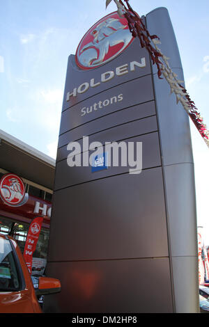 112 Parramatta Road, Homebush, Sydney, NSW, Australie. 11 décembre 2013. Le Holden logo de la société et nom sur un panneau à Holden Suttons car sales à 112 Parramatta Road, Homebush, l'ouest de Sydney. General Motors a annoncé que près de 3000 travailleurs Holden à Victoria et le Sud de l'Australie vont perdre leur emploi lorsque la société cesse la production en Australie en 2017. Crédit : Copyright 2013 Richard Milnes/Alamy Live News. Banque D'Images