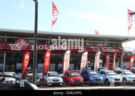 Homebush, Parramatta Road, Sydney, NSW, Australie. 11 décembre 2013. Holden est représenté à l'agence de voiture Sutton 112 Parramatta Road, Homebush, l'ouest de Sydney. General Motors a annoncé que près de 3000 travailleurs Holden à Victoria et le Sud de l'Australie vont perdre leur emploi lorsque la société cesse la production en Australie en 2017. Crédit : Copyright 2013 Richard Milnes/Alamy Live News. Banque D'Images