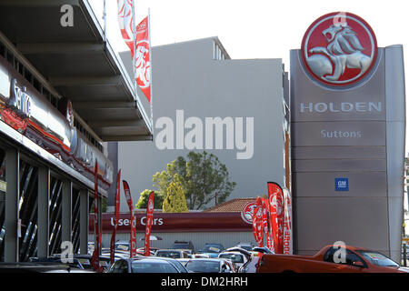 Homebush, Parramatta Road, Sydney, NSW, Australie. 11 décembre 2013. Holden est représenté à l'agence de voiture Sutton 112 Parramatta Road, Homebush, l'ouest de Sydney. General Motors a annoncé que près de 3000 travailleurs Holden à Victoria et le Sud de l'Australie vont perdre leur emploi lorsque la société cesse la production en Australie en 2017. Crédit : Copyright 2013 Richard Milnes/Alamy Live News. Banque D'Images