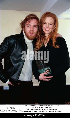 30 novembre 1998 - Londres, Grande-Bretagne - 30/11/98 L'hôtel Savoy de Londres,.EWAN McGREGOR et Nicole Kidman. -''EVENING STANDARD THEATRE AWARDS1998'(Image Crédit : © Globe Photos/ZUMAPRESS.com) Banque D'Images