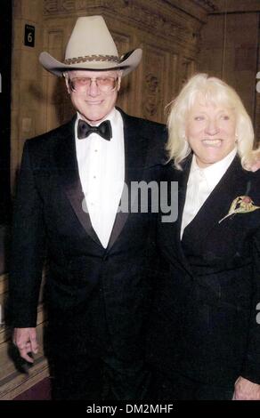 Le 23 octobre 2001 - Larry HAGMAN ET FEMME.NATIONAL TV AWARDS 2001 Royal Albert Hall Londres 10-23-2001. DAVE BENETT- GETTY IMAGES.(Image Crédit : © Globe Photos/ZUMAPRESS.com) Banque D'Images