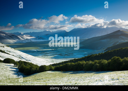 Neige sur le Piano Grande à l'aube, parc national Monti Sibillini, de l'Ombrie. Italie Banque D'Images