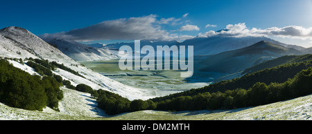 Neige sur le Piano Grande à l'aube, parc national Monti Sibillini, de l'Ombrie. Italie Banque D'Images